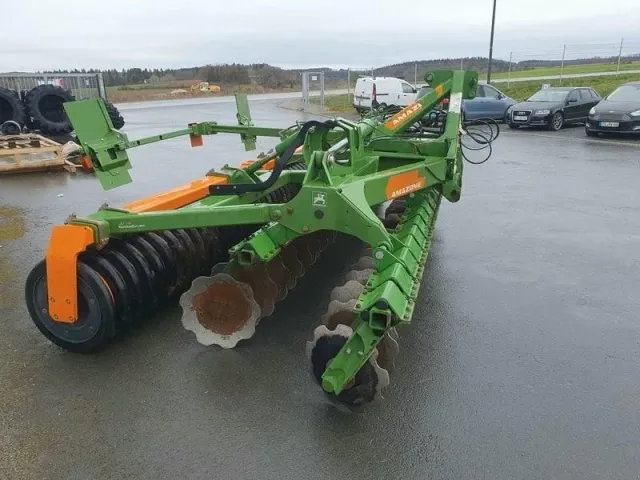 Дисковая борона Amazone Catros 5002 на стоянке