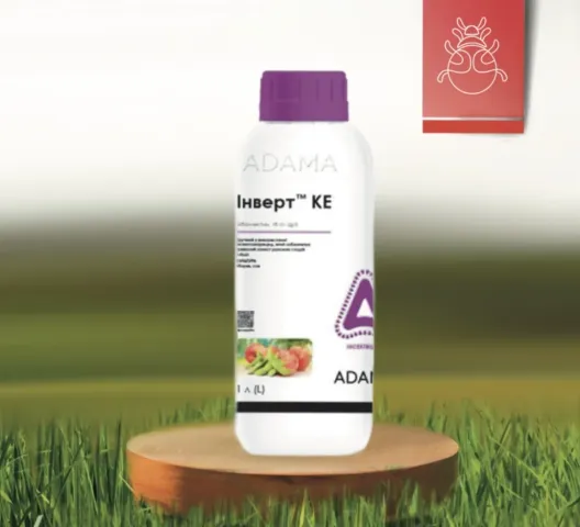 Бутылка инсектицида Insepr™ KE на деревянной подставке на фоне травы - Инверт