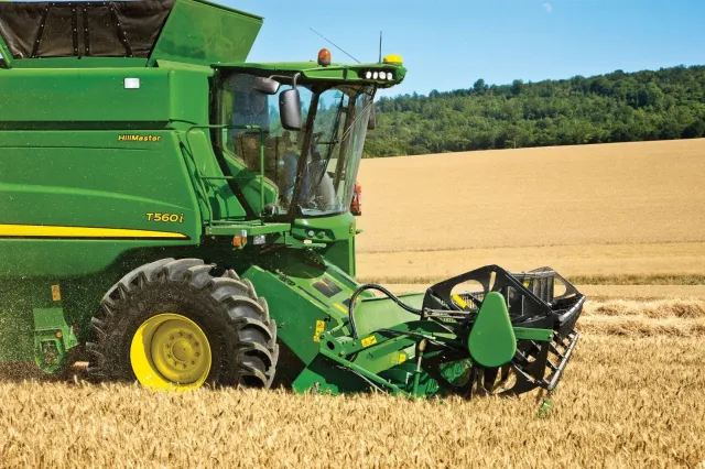 Комбайн John Deere T 560i під час збирання врожаю на полі