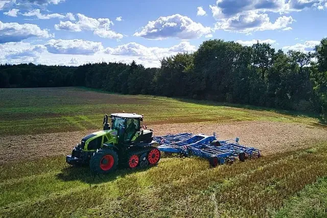 Трактор с культиватором Lemken Karat 9 на поле