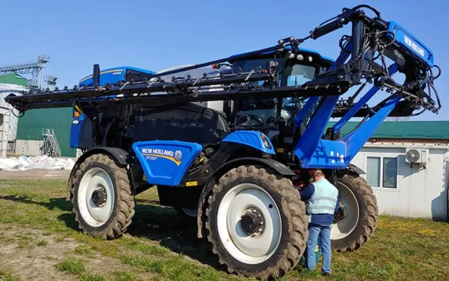 Самохідний обприскувач New Holland SP 310F на полі
