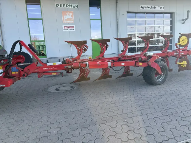 Плуг Pottinger Servo 6.50 Plus на стоянке сельхозтехники