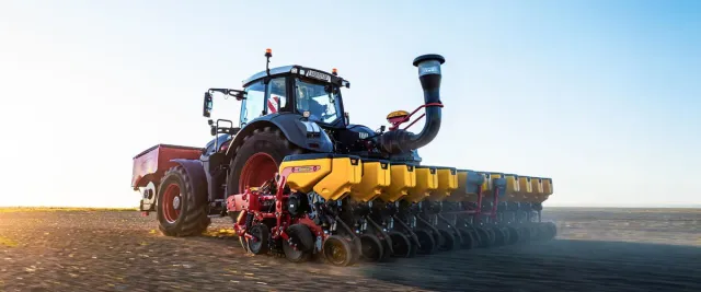 Сеялка Vaderstad Tempo V в поле во время работы с трактором
