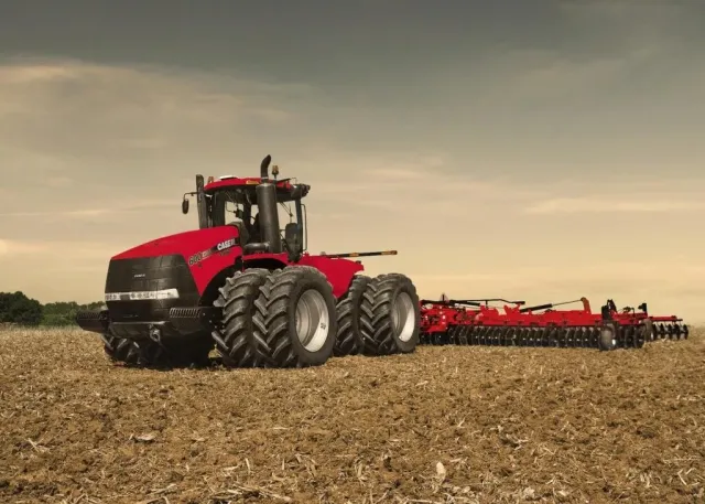 Сельскохозяйственный трактор Case IH на поле