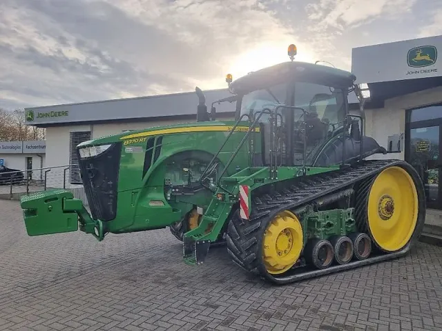 Гусеничний трактор John Deere 8370 RT біля дилерського центру