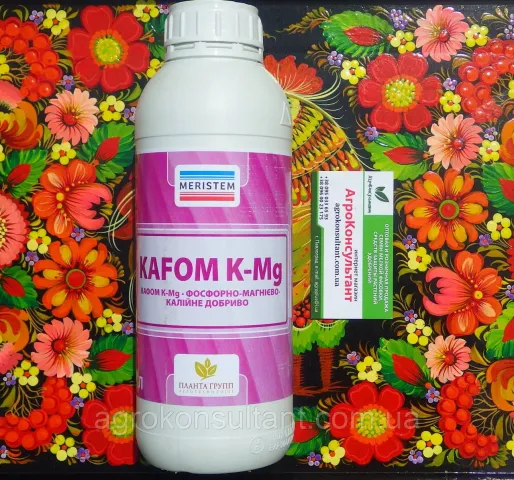 Бутелька добрива KAFOM K-Mg на фоні квіткового візерунка - КАФОМ
