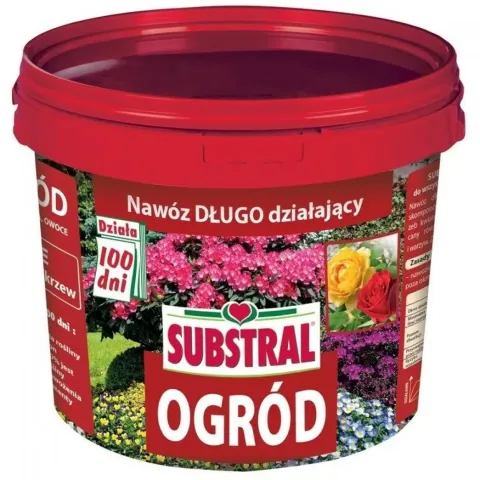 Red container with SUBSTRAL OGRÓD fertilizer for flowering plants
