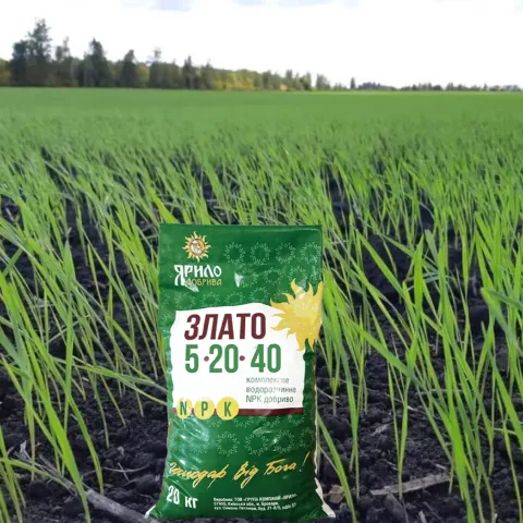 Bag of fertilizer ZLATO 5-20-40 on a green field background - SVITOVYD NPKS (N – 0.5-40%, P2O5 – 0.5-45%, K2O – 0.5-50%, MgO –