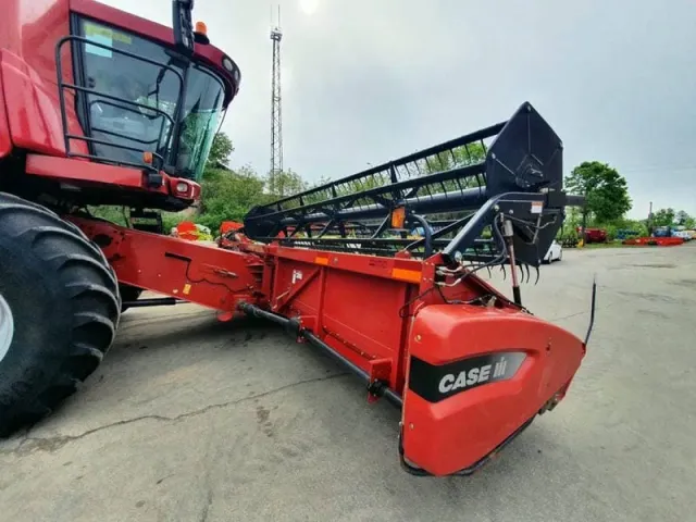 Зернозбиральний комбайн Case IH з жаткою